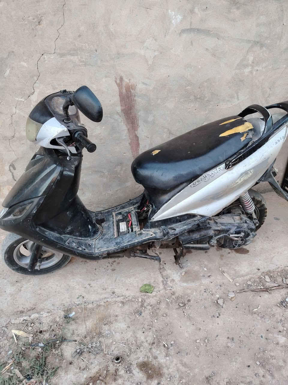 السلام عليكم ماكس ثعلب للبيع محرك مجغت جديد بعده ماساحك بس كابريته اتخربط السعر ٢٠٠ وبيه مجال مكان مكيشيفه الشراي يتصل ***********
