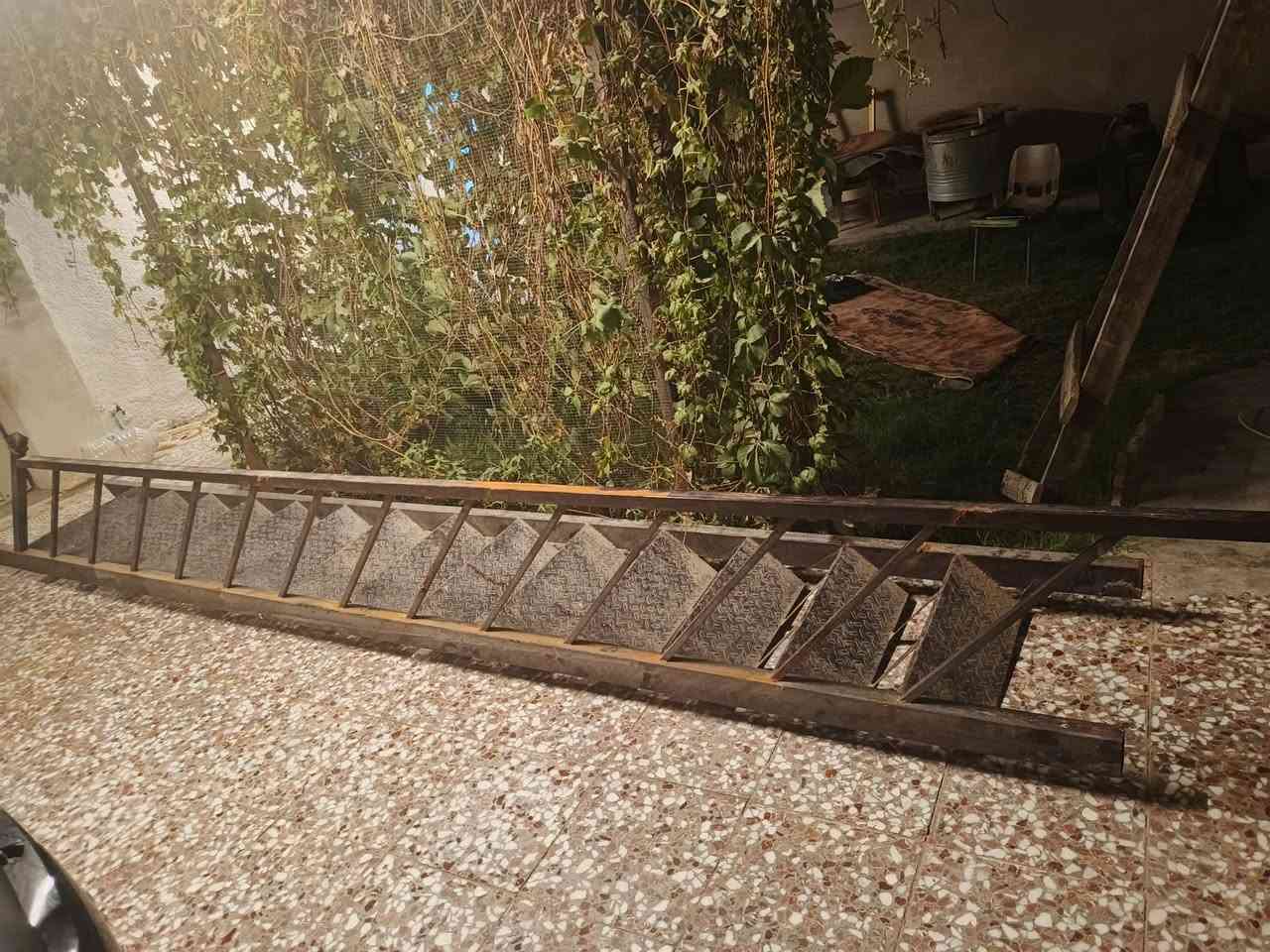سلام عليكم درج حديد خارجي (١٥بايه) في حاله جيده للبيع السعر ٦٥٠ وبي مجال العنوان المشتل نهايه شارع المدارس رقم الهاتف ***********
