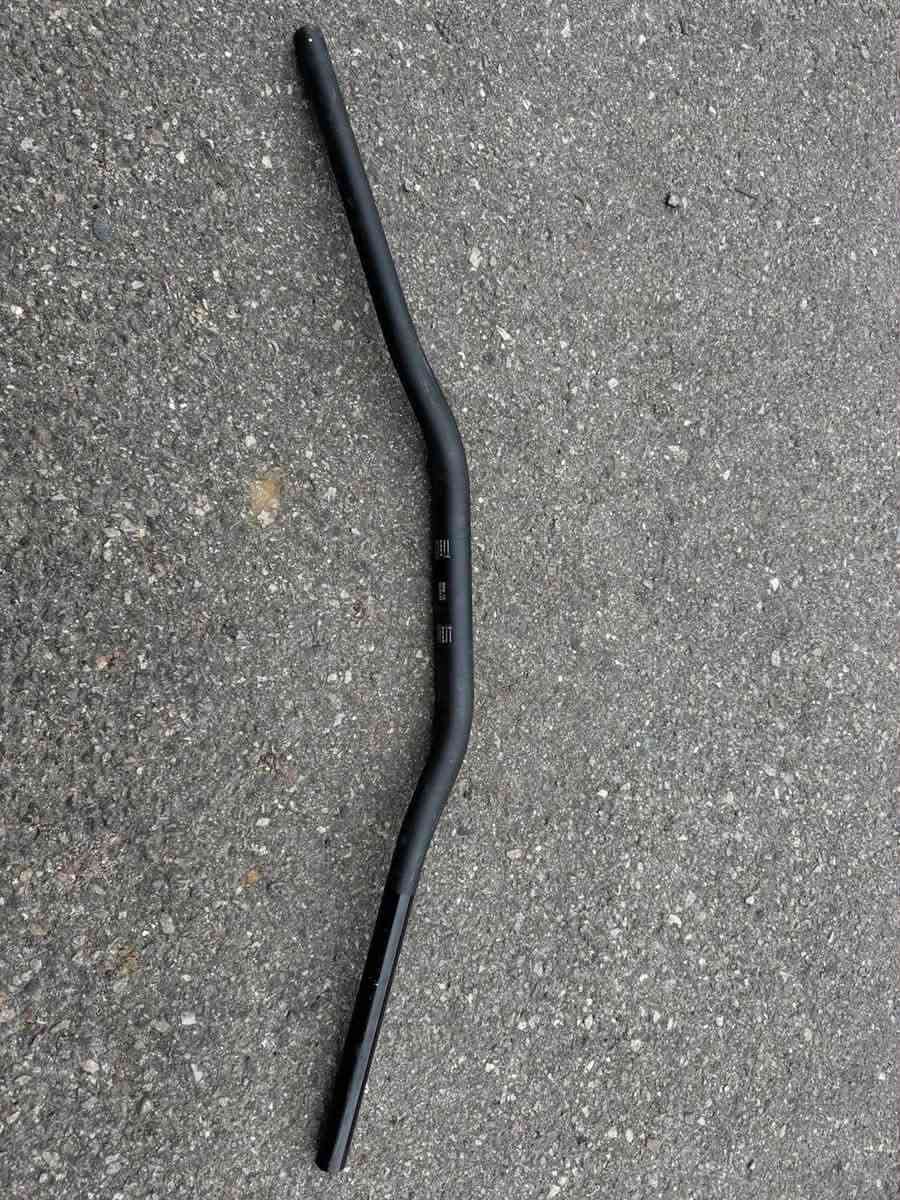 متوفر
دراجة هوائية أو نارية (ستيرن) أسود اللون بتصميم منحني.

نص مكتوب في الصور:
- 810 mm 80 mm 50 mm 230 mm 180 mm 315 mm 90 mm