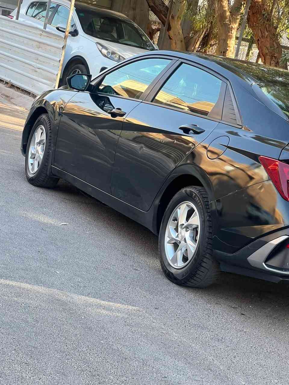 السلام عليكم النترا موديل 23 صبغ جاملغ خلفي ودوسه فقط رقم اربيل محرك 2000 بدون ايرباك رقم جديد وسنويه جديده وهزه مكان السياره حي الاطباء الجهاد قرب المطار للاستفسار اكثر الاتصال على الرقم *********** السعر 130 وبيه مجال
