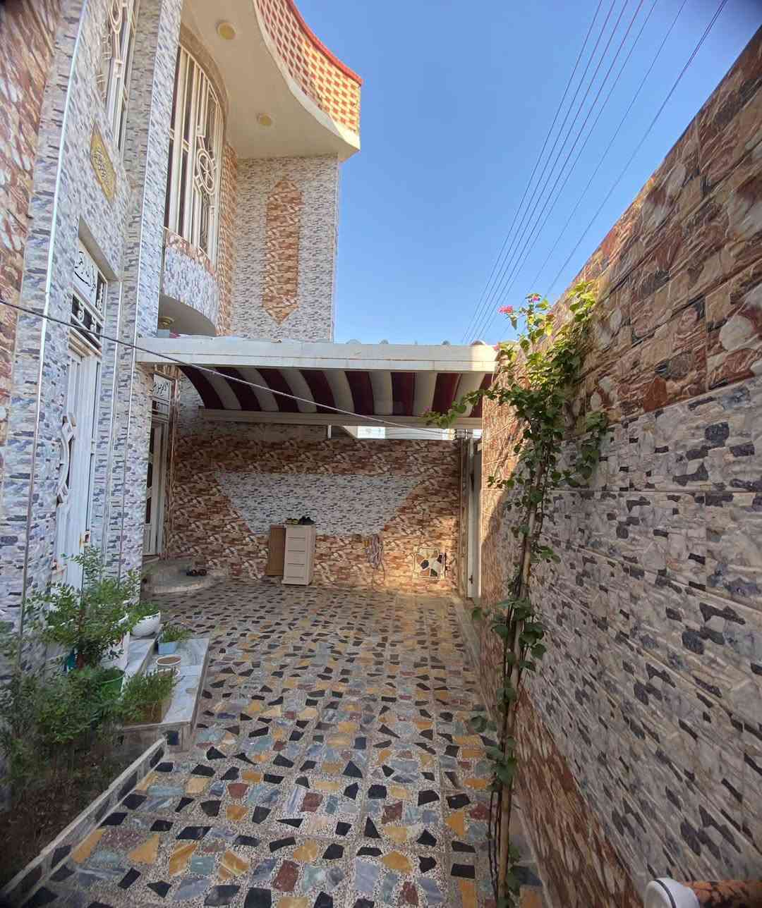 دار للبيع حي الخليج شارع الملعب المساحة.200متر طابقين بناء 2017 ثالث فرع من جهة شارع البتيره يحتوي على 5 غرف بناء صب كونكريت السعر 325 وهذا رقمي الشراي يتصل ***********
