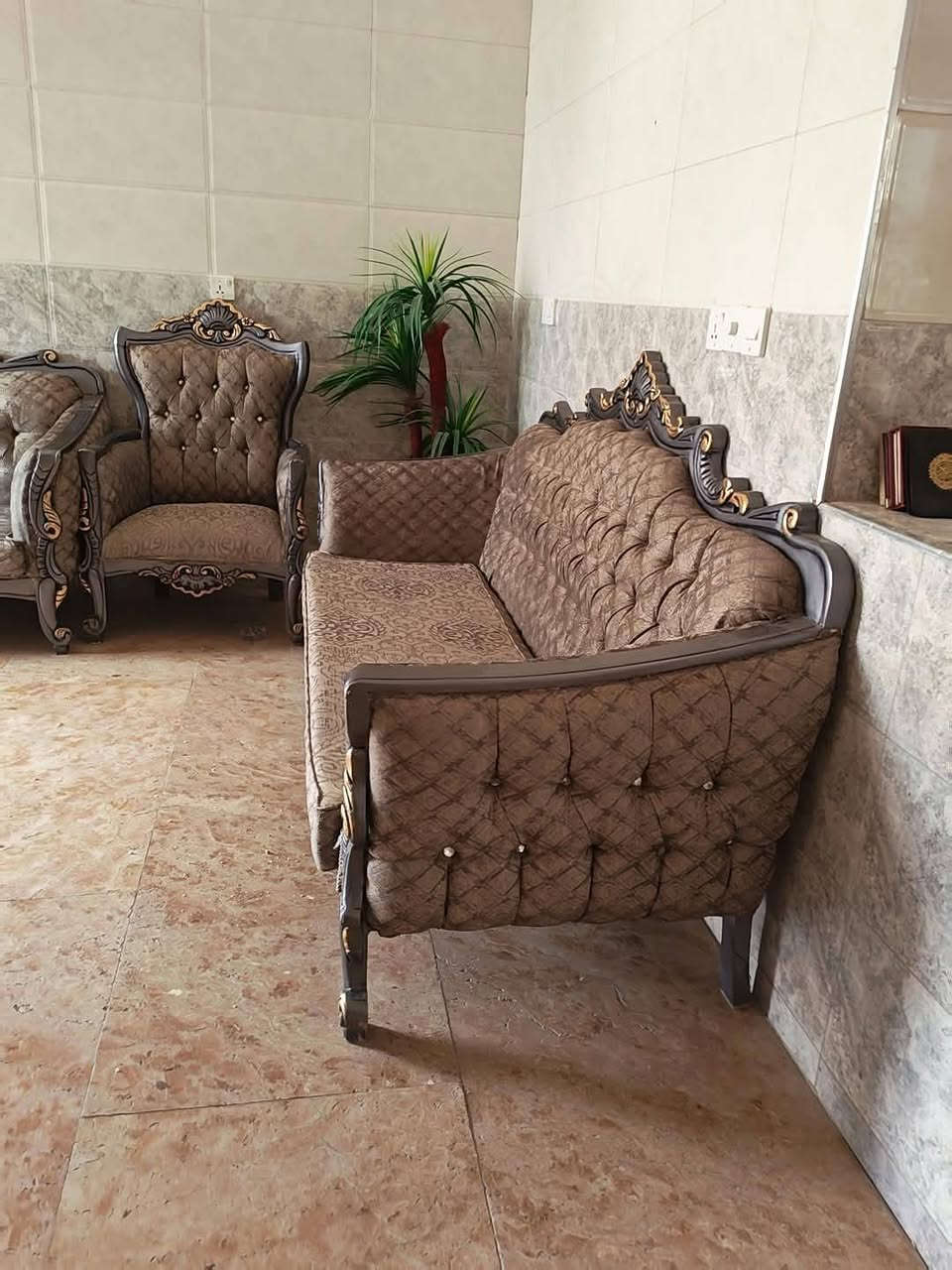 السلام عليكم تخم عشر مقاعد ابو التاج للبيع سعر 900 وبيها مجال بس الشراي يراسل على الواتساب رقم ***********
