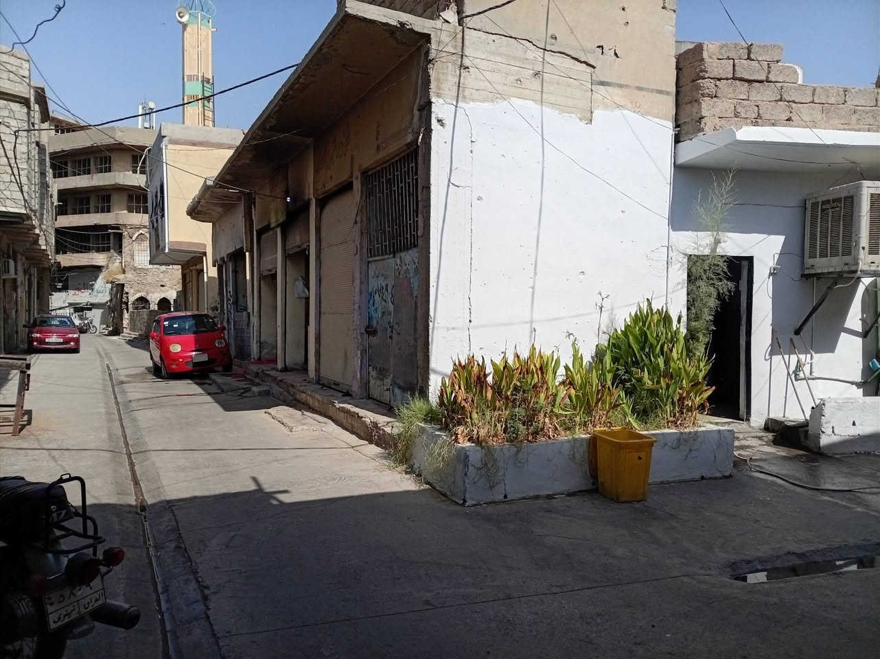 للبيع٠٠عقار في شارع حلب الفرع المؤدي إلى كراج باب الطوب مساحة ٨٣ متر تحتوي ع ٣ محلات وصحيات عامة ٠٠كما يوجد في نفس الفرع ارض مساحتها ٨٥ متر بجانب المسجد ويوجد عدد من العقارات داخل فروع شارع حلب ٠٠للتواصل***********
