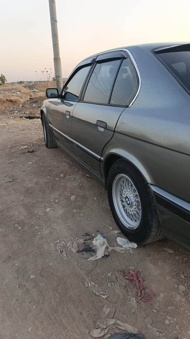 سلاو هاوریان ئەم سەیارەم هەیە بۆ فرۆشتن BM ٥٢٥ مۆدیل ١٩٩١ نمونەیە لە جوانی هەموو قالبی بەشەرت گیر و مەکینە تەقە و رەقە بەشەرت تازە سبوخ عام کراوە بۆ جوانی شتیکی تا بلێ خاوینە غاز و بەنزینە من بەشەرتی ئەوەلیات دەفرۆشم سەنەوی ئەسلی خۆی لەگەلە ساحیب سەنەوی رەقەمەکەی داخراوە نرخیشی ٣٨ وەرەقە و مەحەمەلەیەکی برایانە *********** واتساپ و کۆڕەک کرایتەوە أربيل, العراق
