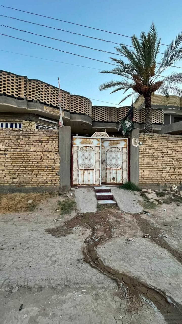 بيت طابو في ظهر مدرسة جعفر الطيار المساحة 200م الوجه 12 والنزال 16 بناء طابوق والسقف كونكريت تشطيبات ممتازه يتكون من غرفتين وصاله ومطبخ واستقبال وصحيات خارجيه السعر 150 مليون للاستفسار اتصال ***********
