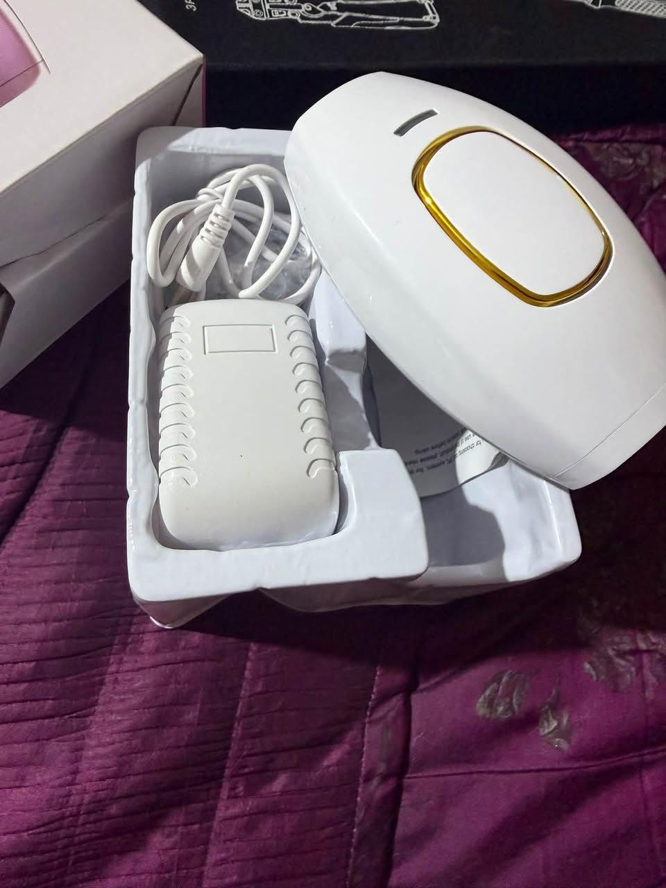 جهاز إزالة الشعر المنزلي بتقنية الضوء النبضي المكثف (IPL hair removal)، وهو جهاز مصمم لتقليل نمو الشعر تدريجياً في المنزل كبديل لجلسات العيادات الخارجية.
