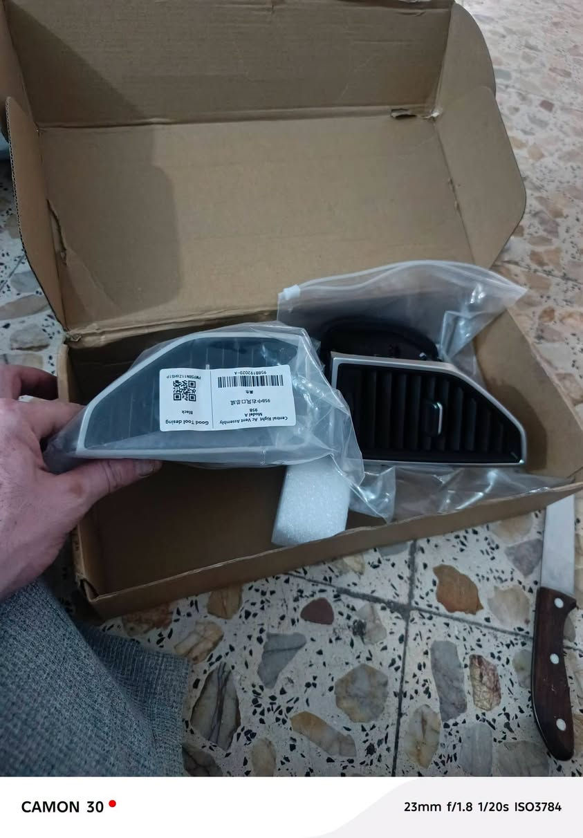 هذه القطعة هي فتحة مكيف (Central/Middle AC Vent Grille) وتحديداً لسيارة بورش كايين (Porsche Cayenne - الجيل الثاني 958) للموديلات من 2010 إلى 2017.
​السيارة: بورش كايين (Porsche Cayenne 958) الموديلات (2010 - 2017).
​مكان التركيب: فتحة التكييف الوسطية (الجهة اليمنى من الشاشة/الوسط).

نص مكتوب في الصور:
- CAMON 30 • 23mm f/1.8 1/20s ISO5393
- CAMON 30
- 23mm f/1.8 1/20s ISO6234
- CAMON 30 23mm f/1.8 1/20s ISO4534
- CAMON 30 23mm f/1.8 1/20s ISO3784