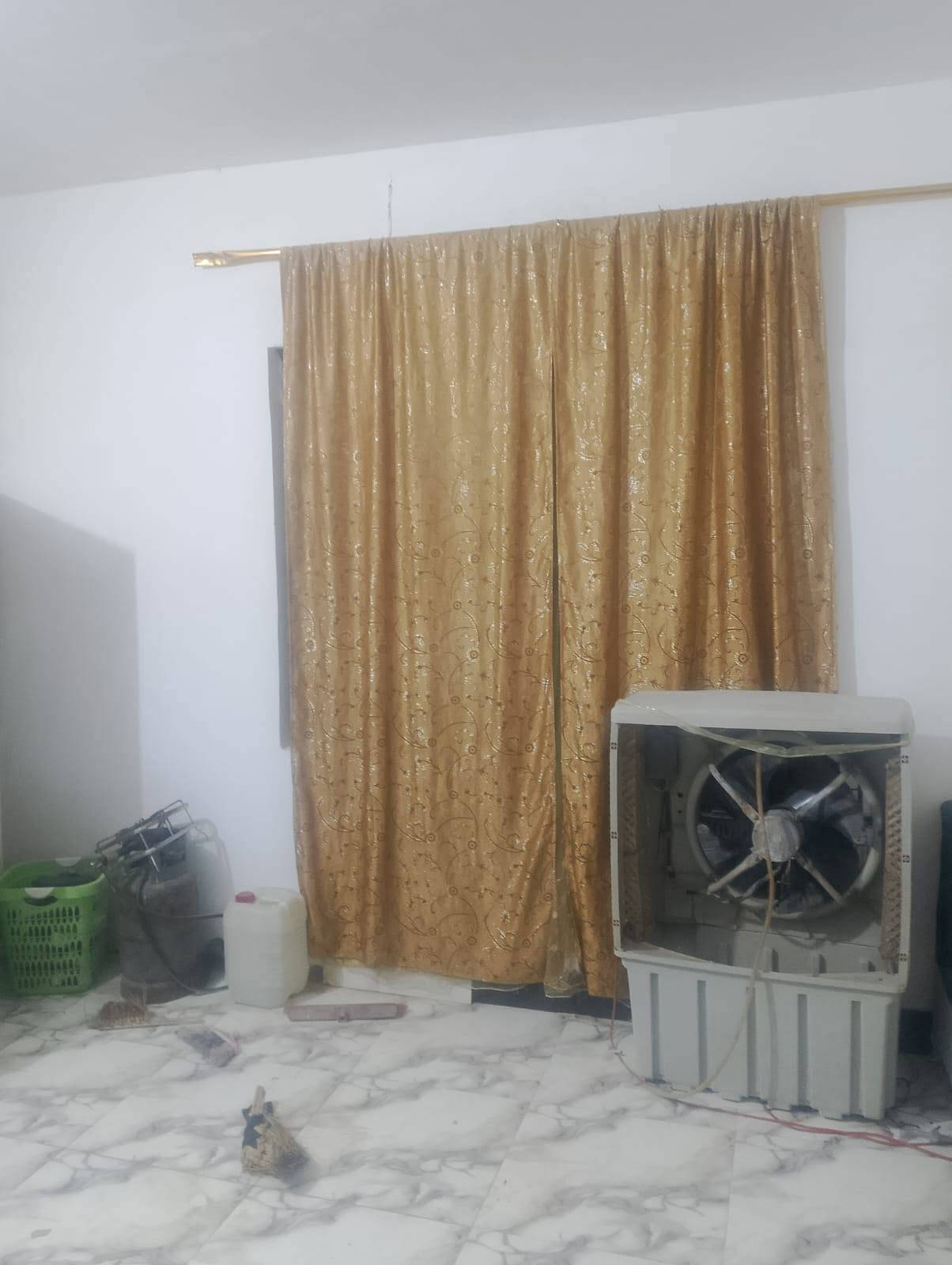 بيت مساحه 120متر بلوك صب الاسكان صناعي قرب مدرسه الحريه فرعي بي غرفتين صاله مطبخ دوانيه صحيات خارجيه السعر 38 وبي مجال الشراي ***********
