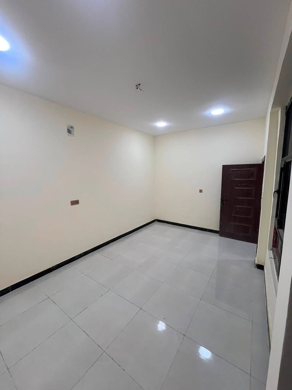 للإيجار في السيدية – وحدات سكنية جديدة (زيرو)
📍 المساحة: 150 متر
✨ وحدات سكنية حديثة، كل طابق مجهز بكاونتر مطبخ.

🔹 الطابق الأرضي:
غرفتين نوم + صالة + مطبخ + خدمات
💰 الإيجار: 900 ألف

🔹 الطابق الأول:
غرفتين نوم + صالة + مطبخ + خدمات
💰 الإيجار: 850 ألف

🔹 الطابق الثاني:
غرفتين نوم + صالة + مطبخ + خدمات
💰 الإيجار: 800 ألف

📞 للاستفسار والتواصل***********-***********

🏢 مكتب الرواد للتطوير العقاري
