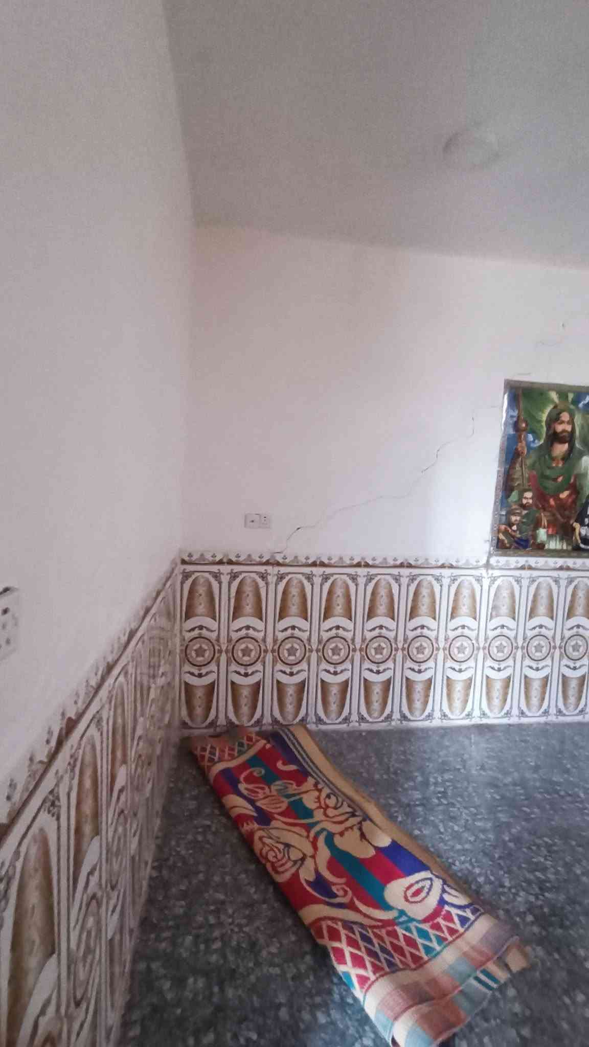 يا الله
بيت للبيع مساحته 200متر زراعي سند 25 
طريق ابو الجاسم حي الحسين 
خلف التجاري 

البناء بلوك والسقف صب كونكريت 
يحتوي على غرفتين وصاله ومطبخ وصحيات خارجيه وداخليه 
واستقبال 
شارع بعرض 8 متر يبعد 20متر عن الشارع الرئيسي 
السعر 45 مليون وبي مجال للشراي فقط فقط 

استفسار ***********
