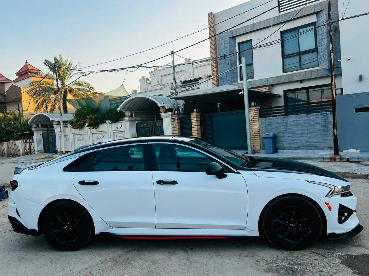 سلام عليكم للبيع
كي فايف k5 ( لون ابيض )
مواصفات Gt Line فول عده فتحه 

السيارة وراد أمريكي موديل 2022 رقم الشاصي موجود حادثها جنطه وربع جاملغ الأيمن الخلفي وتعديل بسيط بالبنيد موضح بالصوره غير هذا من كلشي جاهزة

بدون ايرباك
ملاحظة السيارة مرقم اربيل
المواصفات:

بصمة ابواب وتشغيل عن بعد
تحكم استيرن كامل 
كشنات كهرباء وجلد وختم شعار GTline
شاشه كبيرة كار بلي( بلوتوث ، USB  AUX )
ماشيه35 ميل
رادار امامي - لد نهاري -انظمه قيادة 4-ويل كب 
كروز سرعه ذكي  ( مثبت سرعه )
سايد بريك بصمه - تبريد ثلج 
سيارة جاهزه من كل شي
السعر183$
رقم الهاتف /***********
مكان سيارة بابل
