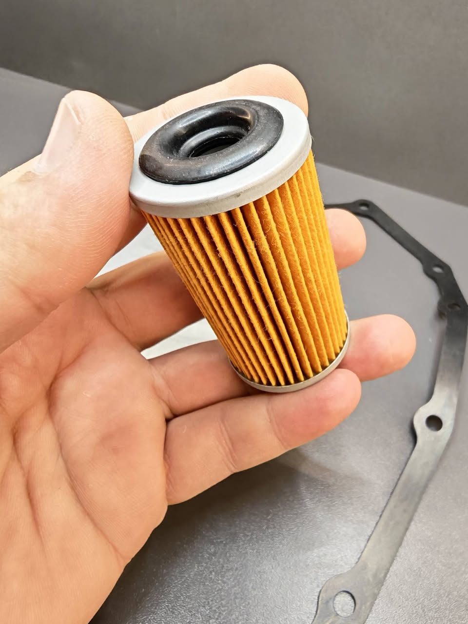 فلتر گير CVT لسيارات نيسان، جديد غير مستخدم
يوجد توصيل لكافة المحافظات ***********
مناسب للموديلات التالية :
 * نيسان صني (Nissan Sunny): من موديل 2012 إلى 2024
 * نيسان سنترا (Nissan Sentra): من موديل 2013 إلى 2021
 * نيسان ألتيما (Nissan Altima): من موديل 2013 إلى 2018 (لمحركات 2.5L)
 * نيسان جوكي (Nissan Juke): من موديل 2011 إلى 2017
 * نيسان إكس-تريل / روج (X-Trail / Rogue): من موديل 2014 إلى 2020
