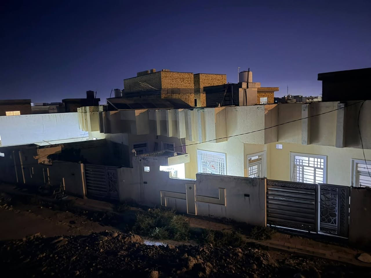 السلام عليكم
بيت مساحه 240 م  في منطقة الموحيه (مجمع البلديه) بالقرب من رئاسة الجامعة يتكون من غرفة استقبال وصالة وغرفتين ومطبخ طابق واحد يحتوي على طاقة شمسية 20 امبير للأستفسار الاتصال بالرقم *********** واتساب فقط
