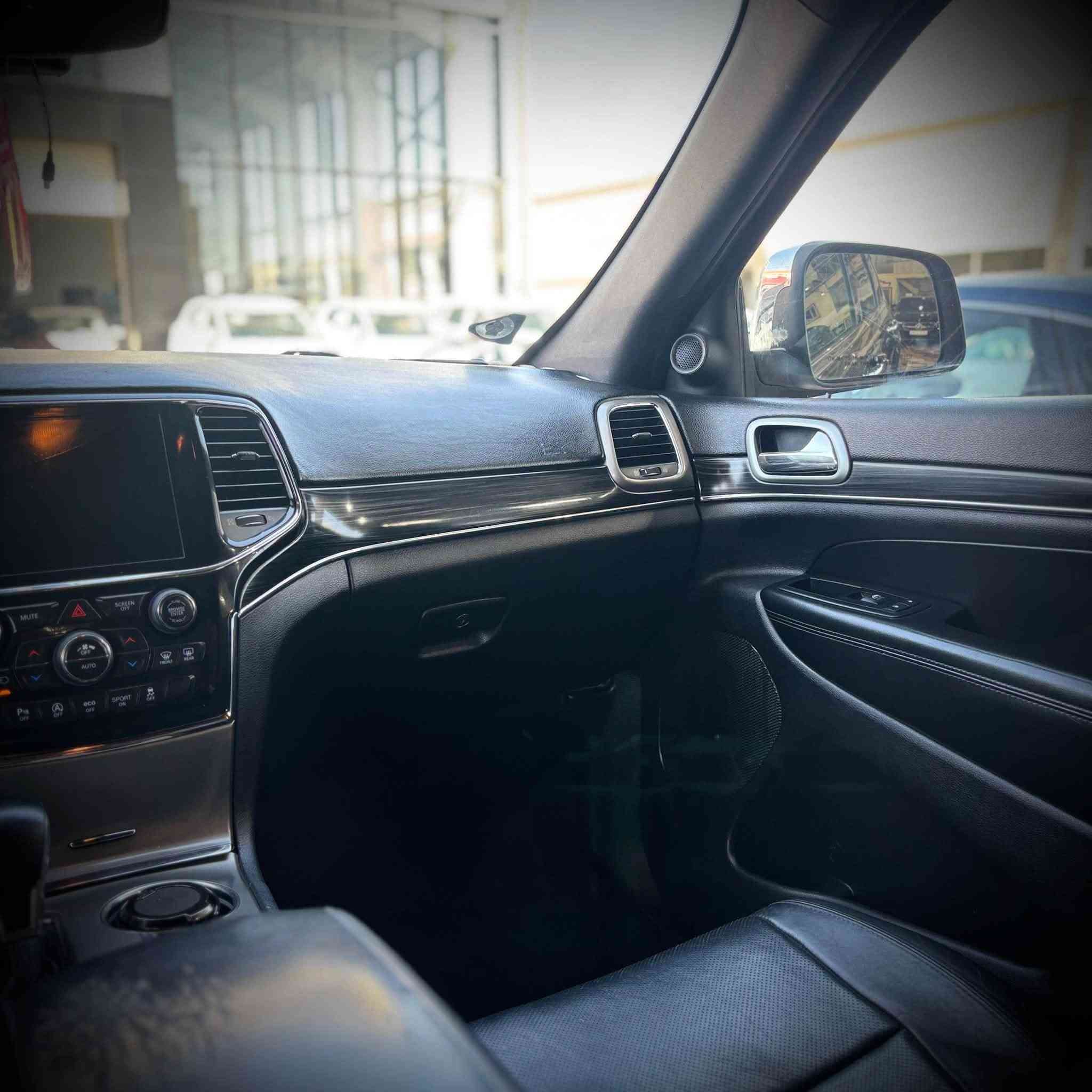 السلام عليكم Jeep لمتد
موديل 2019

محرك 3.6 لتر 

بانوراما رادار حساسات امامي خلفي 

مقاعد كهربائيه جلد تدفئه وتبريد مع خزن

شاشه وسطيه تدعم ابل كار بلي وبعد مواصفات الجيب المعروفه الفول وارد اميركي السيارة حادثهة كلش بسيط موضح بالصور والسياره كلشي مناقصهة عليهة ادامه كامل وخير من الله السيارة مكان السيارة بغداد

للستفسار 

***********

متواجد واتساب
