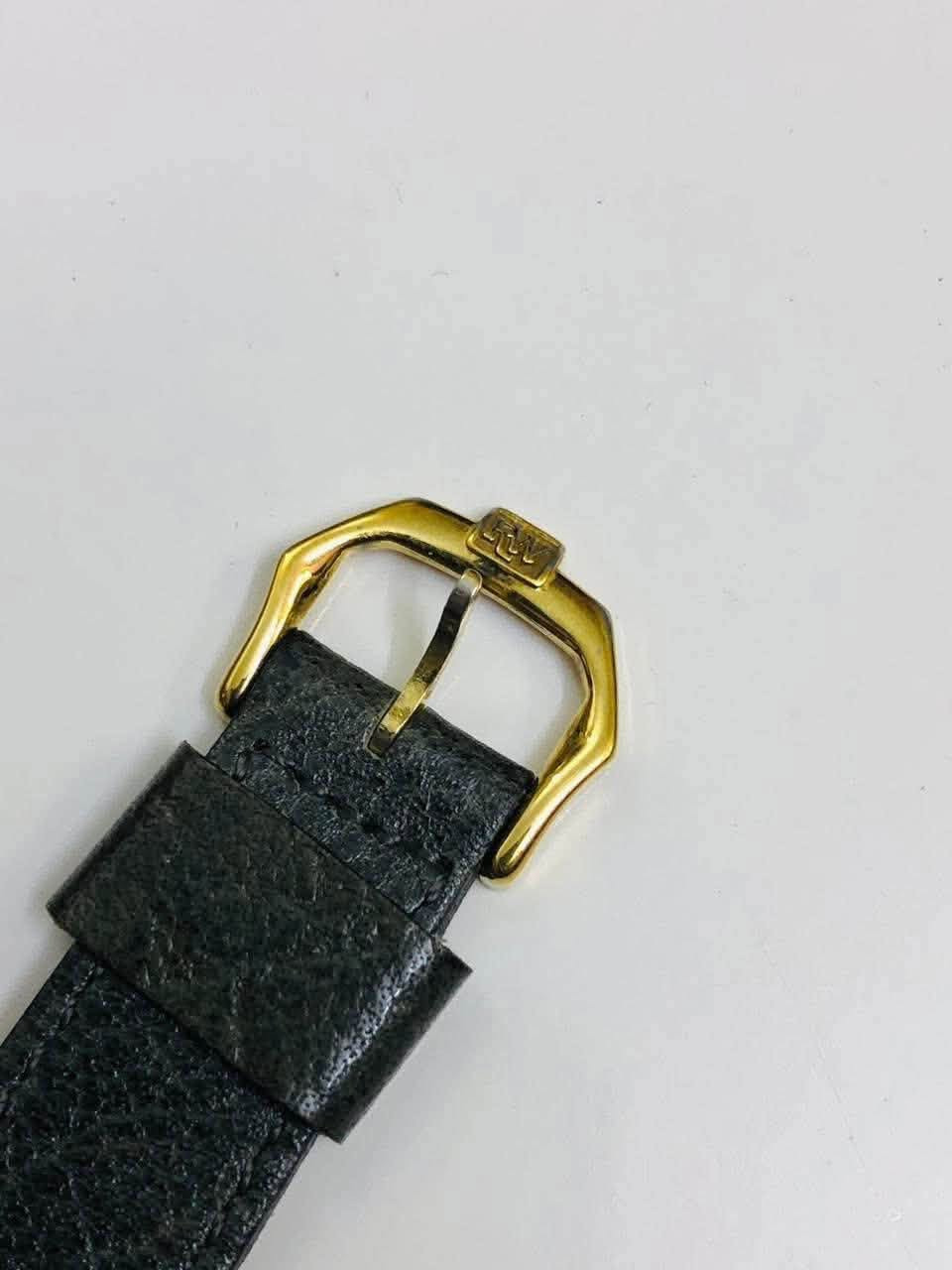 ساعة رايموندويل جنيف كواتز  
‏( RAYMOND WEIL)
سويسري اصلي 
انتاج الثمانينات   - تغليف ذهب عيار ١٨
مينه مميزة  - سلم قشطة           
لوك غير مستعملة 
للاتصال ***********
