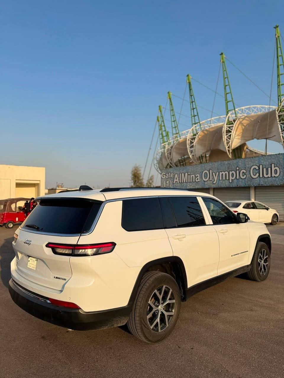 للبيع : جيب جراند شيروكي (Grand Cherokee) موديل
2023
الفئة: ليميتد (Limited) - فول مواصفات ما عدا البانوراما (التنتة).
المحرك: 6 سلندر،
نظام دفع رباعي (4x4).
أربع وضعيات للقيادة
الحجم: (L) ثلاثة قطع مقاعد (3 صفوف - 7 راكب).
رقم بصرة بسمي  جديد تحويل ثاني يوم 
مواصفات والداخلية:
داخلية جلد ملكي بلون بيج (أوف وايت) مميز ونظيف جداً بحالة الوكالة.
شاشة عرض لمس كبيرة تدعم Apple Carplay و
Android Aut» ال الي
شاشة عدادات رقمية (ديجيتال) بالكامل متطورة.
تحكم مقود (ستيرن) متكامل مع نظام تثبيت السرعة.
نظام تكييف مركزي منفصل للركاب في الخلف.
ناقل حركة (كير) ماوس دوار متطور مع وضعيات قيادة
متعددة.
حادث تبديل البنيد فقط، مع صبغ ربع جاملغ (أبسير وأيمن) تجميل مكاني البصره ‭***********‬ البصرة, العراق

نص مكتوب في الصور:
- BIDCARS
