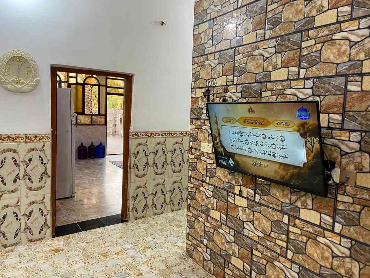 السلام عليكم دار للبيع 
مساحتة ٤٥٠متر
التفاصيل :
استقبال
مطبخ غرفتين نوم +صحيات 
طابو ملك صرف 
العنوان المدائن /الجعارة /شارع بيت عبود التركي
بيع مستعجل
للاستفسار على الرقم التالي 
***********
