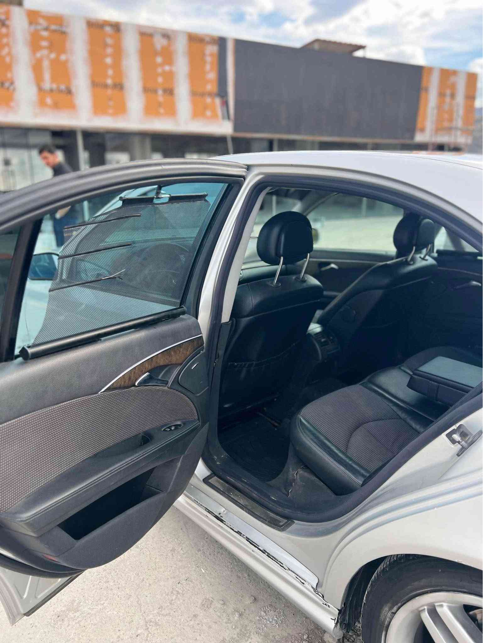 میرسدس e class 240 2003 v6دەحامی بۆ دەحامی كرایتە AMG بە شەرت مەنەفێست ئەوەروپی ئەسلی  گێرو مەکینەی لۆک لۆکە بەشەرتی فەعس، لێدراو بەشەرت  سەقفی و حیزام بەشەرت شوختوو چاڵوچۆڵی نیە هەتا نەیبینی نازانی چەند خاوێن و جوان ماوەتەوە لەسەر دەقی شەریکەیە، یەک دینار مەسرەفی تێدا نیە 
 سحری ٧٧وەروقە و مەجال 
*********** أربيل, العراق
