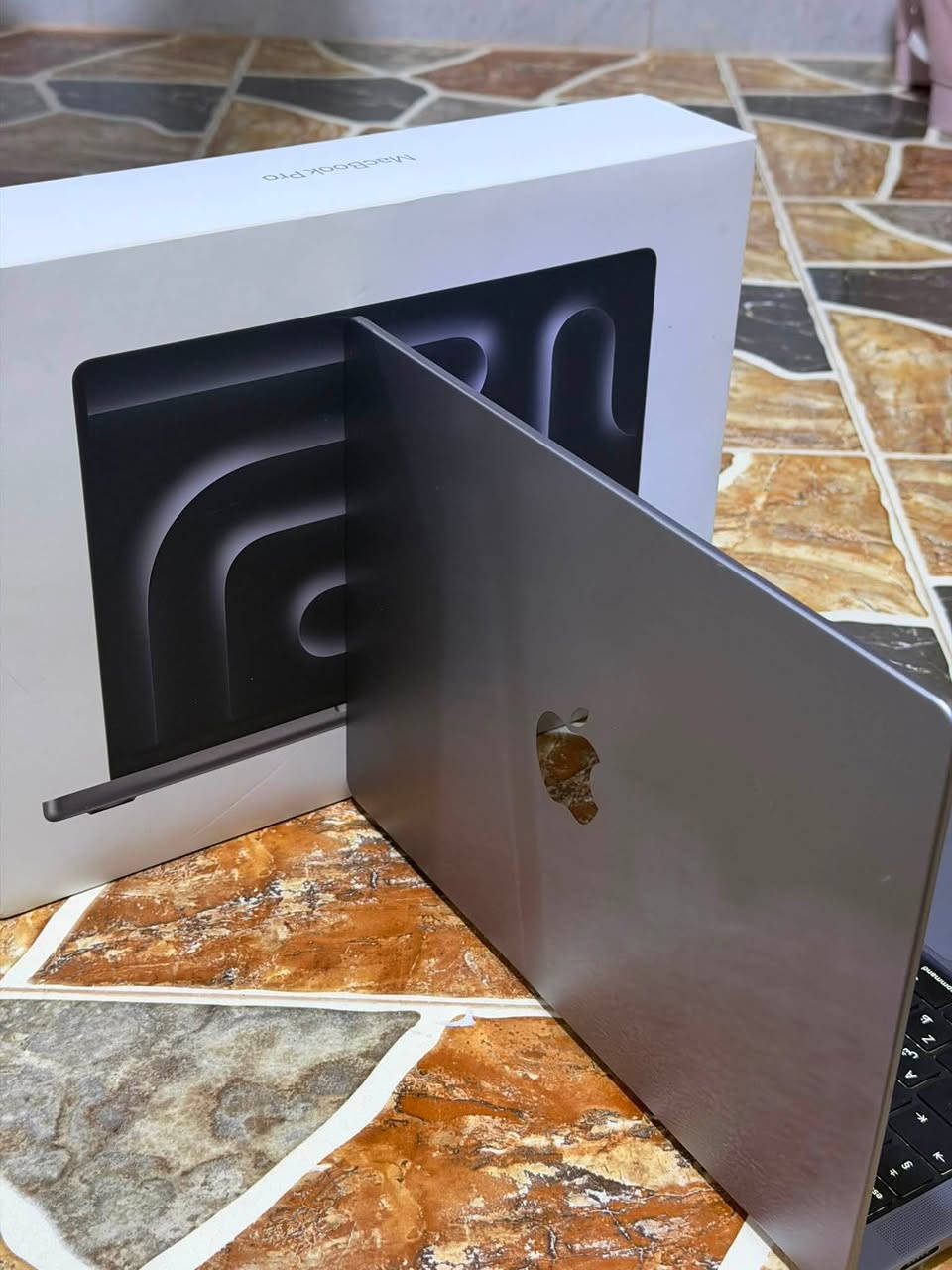 💻 MacBook Pro M3 Pro للبيع
• قياس 14 إنش
• ذاكرة 8GB
• تخزين SSD 512GB
• البطارية 89% – حالة طبيعية
• عدد دورات الشحن: 217 دورة

💰 السعر: 1,800,000 دينار عراقي
📞 للتواصل: ***********
