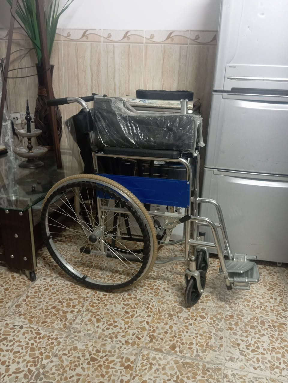 عربنة جديدة  سعرها 75 الف 
كومدي خشب عراقي اصلي 50 الف 
سرير عدد2 75 الف
***********
اربيل
