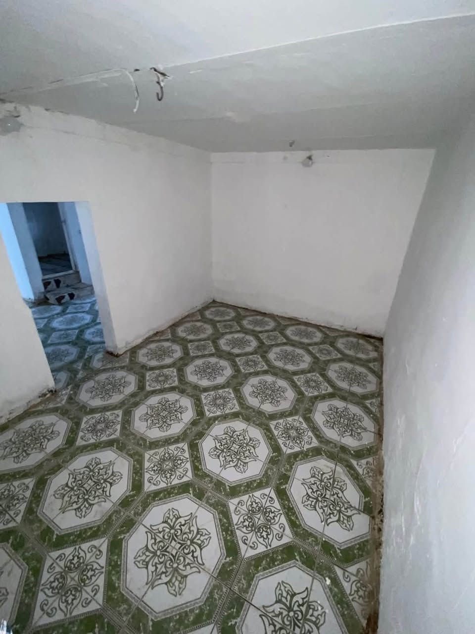 السلام عليكم…
بيت 🏡  ❗️للأجار ❗️
✅محتويات البيت :

المساحة الكليه :م322
🔷طارمه كبيره 
🔷حديقه كبيره 
🔷صاله واسعه 
🔷غرفه نوم عدد 2
🔷مطبخ حار+ بارد 
🔷استقبال كبيره 
🔷مجمع صحيات خارجي 
🔷صحيات داخليه 
🔷ترك + منور 

الموقع 📍السايدين - خلف مرطبات فستقه 

للاستفسار 
***********
***********

او مراجعه مكتب عبدالله الزبيدي للعقار
