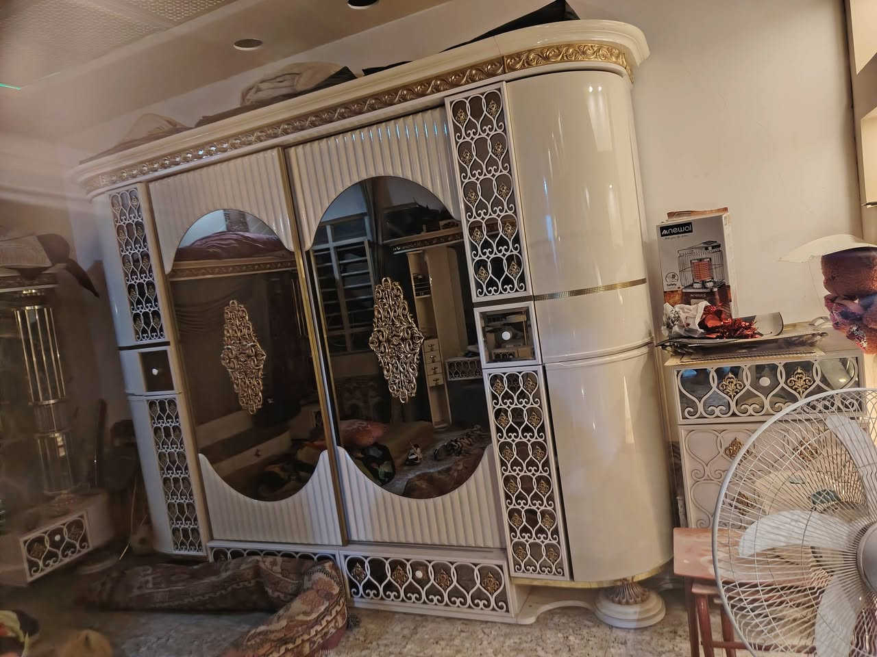 غرفه تركيه اصلي الثقيل  للبيع 
بيبان شفط  اناره غرفه اول استخدام اله محافض عليه جديده كله مثل الصور وحلا الجربايه فاتحه وضامه 
***********
