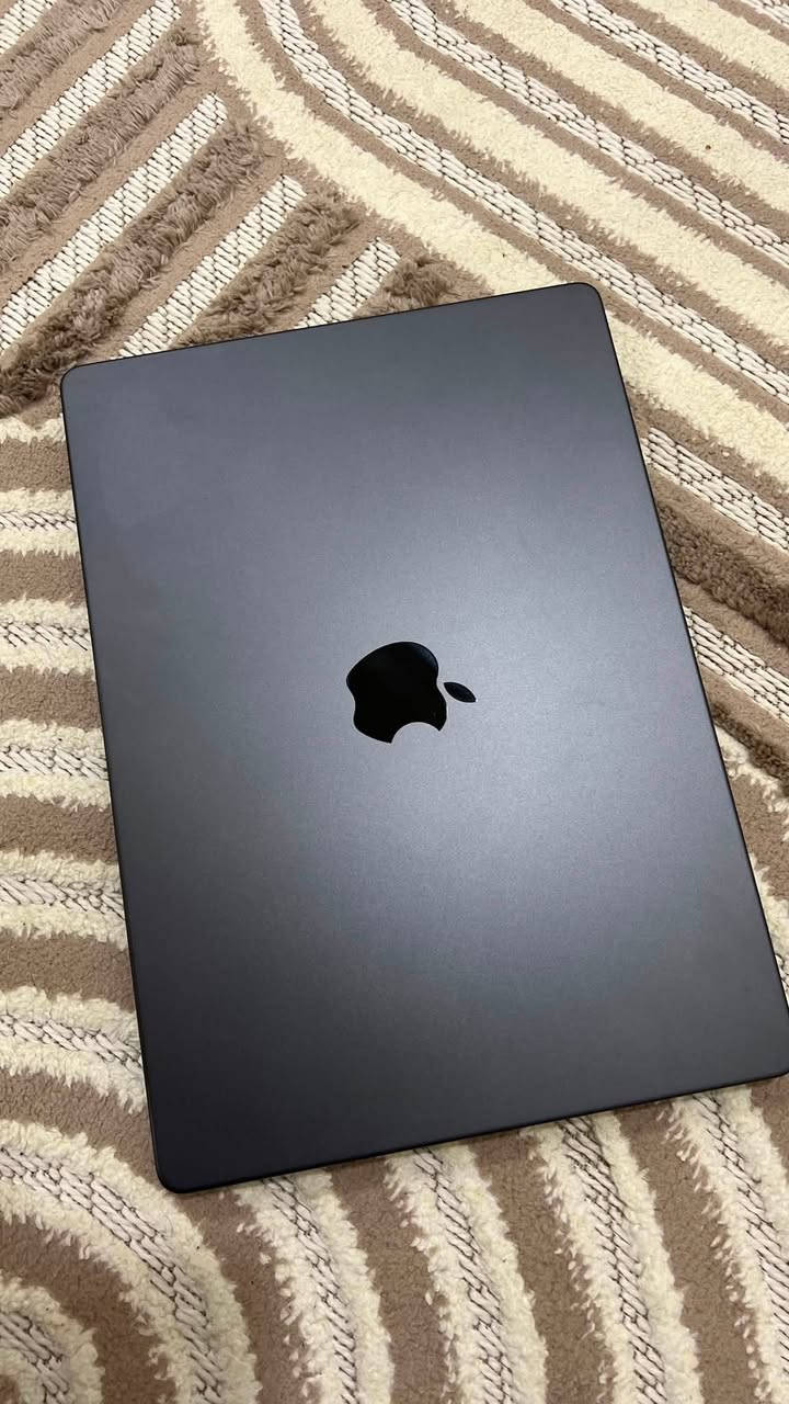 💻 للبيع: 2024  MacBook Pro 14-inch (M4 Chip) المعالج: Apple M4 chip (10-core 
CPU / 10-core GPU) أداء خارق للمونتاج والتصميم والعمل الثقيل.

• الذاكرة العشوائية (RAM): 16GB.

• السعة التخزينية: 512GB SSD فائق السرعة.

• الشاشة: 14-inch Liquid Retina XDR.

• اللون: أسود الفضاء (Space Black).

🔋 حالة البطارية والنظافة:
• نسبة صحة البطارية: 100% (Maximum Capacity 100%).

• عدد دورات الشحن (Cycle Count): 35 دورة فقط! (استخدام معدود جداً).
• النظافة: 10/10 أخوان جديد بدون أي شخط أو أثر استخدام، مكفول من الناحية الفنية والجمالية 100%.
📦 الملحقات والمرفقات:
• الكارتون الأصلي مع جميع ملحقاته الرسمية (الشاحن الأصلي 70W USB-C + الكيبل الأصلي).
مع كفرين حماية شفاف وطافي
وكالة ماستر

***********
