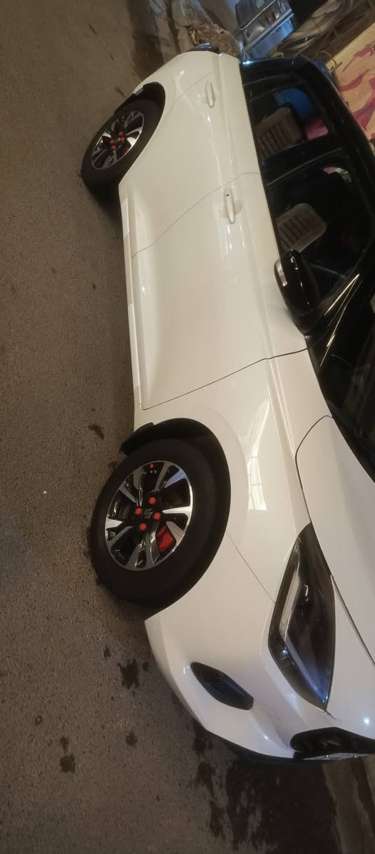 سازوكي سويفت Hybrid موديل 2025
مواصفات فول عدة الفتحة / 🚙
1- بصمة 
2- لد نهاري LED 
3- لايت زنون بلادي (عدسة) 
4- مانع انزلاق NSC 
5- اوتو ستوب AS🚫
6- كاميرا خلفية + رادار خلفي 🎦
7- رادار تصادم 
8- كروس مثبت سرعة ⏱️
9- محرك كهرباء شحن ذاتي (بانزين)
10- شفت سرعات 🚥
11- أبل واندرويد كار 🚏
12- بگ لايت LED 
13- تحديد مسار 🛣️
14- مري كهرباء شفط 
15- سقف اسود BLAK
16- شاشة لمس 📺
17- شاشة لوحة تحكم 
18- صرفيات الوقود (ممتاز) ⛽
19- لوحة التبريد بيانو 
20- بطارية عدد 2 ليثيوم 
21- تحكمات ستيرينج (سبيكر اتصال) 
22- دفتر ضمان (محرك وگير) 
23- ستيرينج كهربائي 
24- حجم الويل كاب 16 s
25- كشافات ضباب 
26- رقم بغداد دولي (جديد) 
27- اشارة ترحيبية 
28- ابواب بصمة 
29- وسائد هوائية عدد 8 
ملاحظة /   السيارة بحالة ممتازة جدا وكاملة من كلشي اقتصادية بانزين وهايبرد سعر 88وبيها مجال  مطلوبة للمصرف اقل 3سنة نضام وكالة/اتصل/***********
