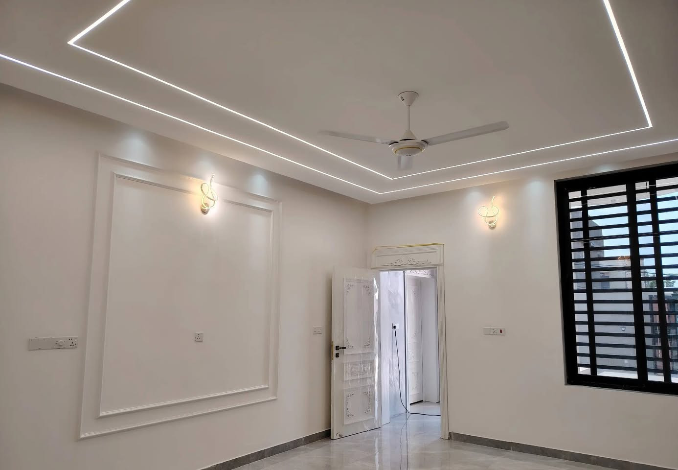 عملي الديكورات الداخليه والفلين الخارجي وجميع انواع الصباغ وعمل ماده الروف مانع الرطوبه وخفاء السيراميك بمواد مقاومه الرطوبه ***********
