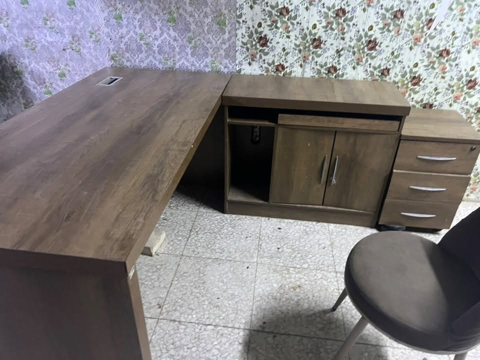 ميز مكتبي مع الملاحق وكرسين بحاله جيدة للبيع الدوره كفاءات الصحة السعر 175 الف 
***********
