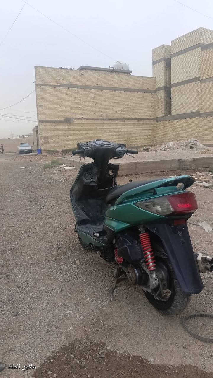 سلام عليكم
سكنس فحل 
طلاعات 
كلجات رياضي 
الامامي ابو دولار 
ولخلفي Rs
صالنصه رياضي حلكين دبل بوشه TM مال تي ماكس
دراجه شلعه معدل طياره
مكينه مكفوله ممفتوحه
كهربائيات كلها شغاله
منضومه زنون
دشبول شغال
فراك بريك رياضي
زوج تايرات جلاتين 
سعرها 550وبيها مجال
مكان الغزاليه
***********
***********

نص مكتوب في الصور:
- علاوي الملك