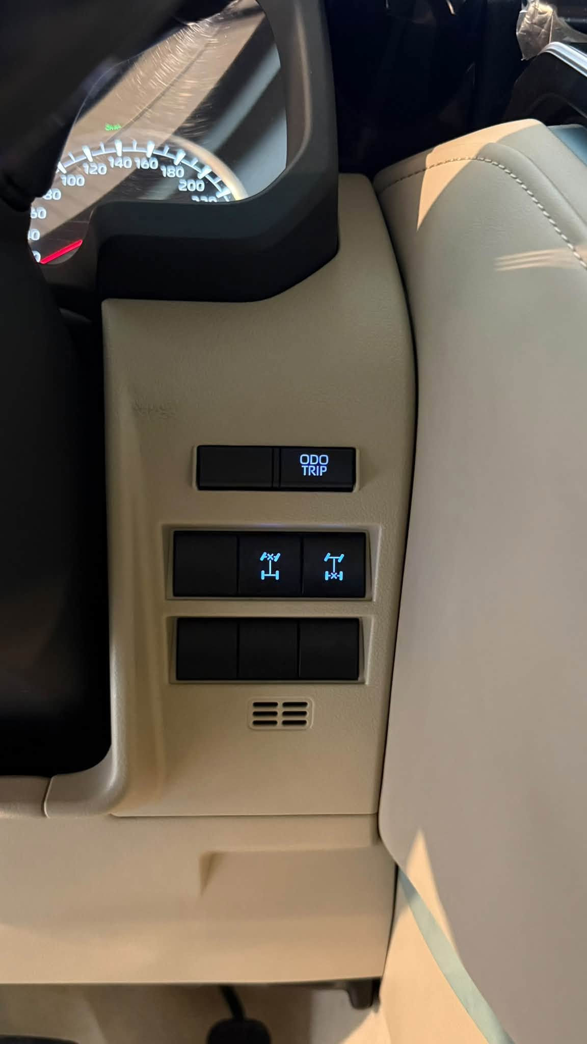 السلام عليكم 
لاندكروز VX 2022 
مكفولة 
كشنات خلفية كهرباء 
صندوك كهرباء 
كراسي خزن 
كشنات تدفئة تبويد 
كشنات كهرباء 
كراسي خلفية تبريد 
سماعات JBL
عداد شاشة 
لايت LED 
شاشات خلفية جبيرة 
شاشة امامية جبيرة 
محرك 4000 
مري شفط 
سايد برسك دكمة 
اوتو هولد 
ماوس انضمة قيادة 

السيارة ساز اصلية 
ماشية 70 الف 
مكفولة عدا رصعتين كلش صغار 
مطلعيهن PDR
مغلفة PPF

السعر 63 الف وبيها مجال 
السيارة VX مو عادية 

***********
