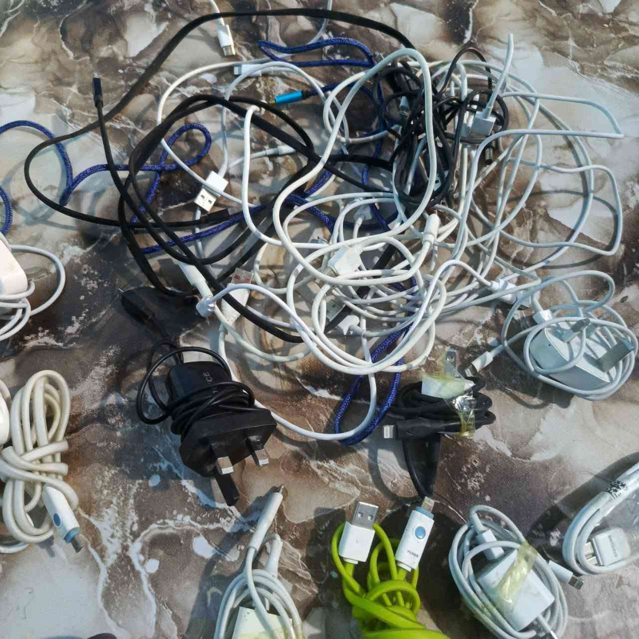 السلام عليكم شاحنات كابلات للبيع بهن ايفون وجالكسي وتايب سي حطوني بيه سعر موجوده بيع مفرد وكلهن وكلهن راسيني واتساب ***********
