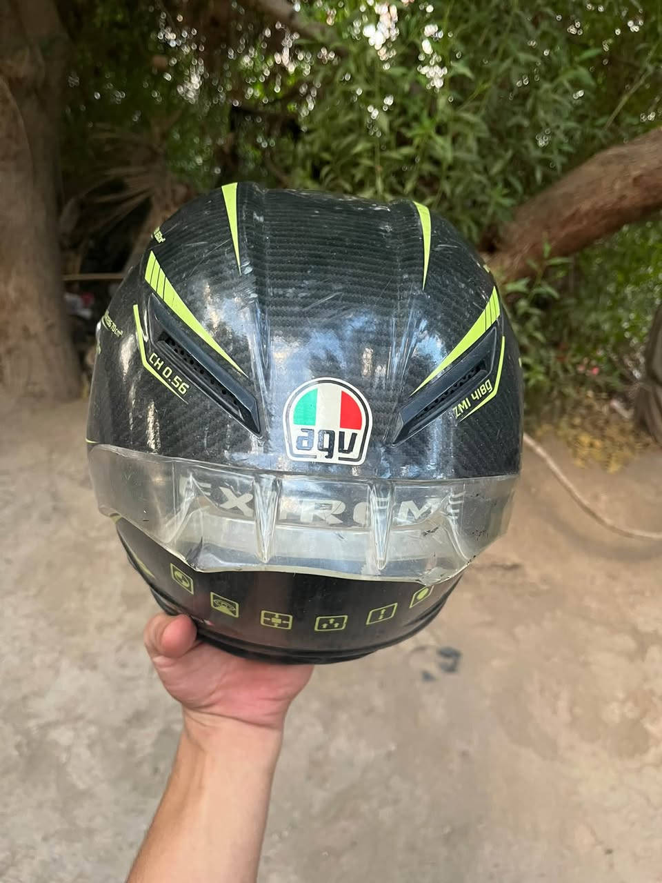 سلام عليكم خوذة agv  كاربون فايبر حقيقي اصلية للبيع خوذة نظافتها 75/100  وقياسها xl61-62 وسعرها مناسب مكاني بغداد سيدية رقم *********** واتساب

