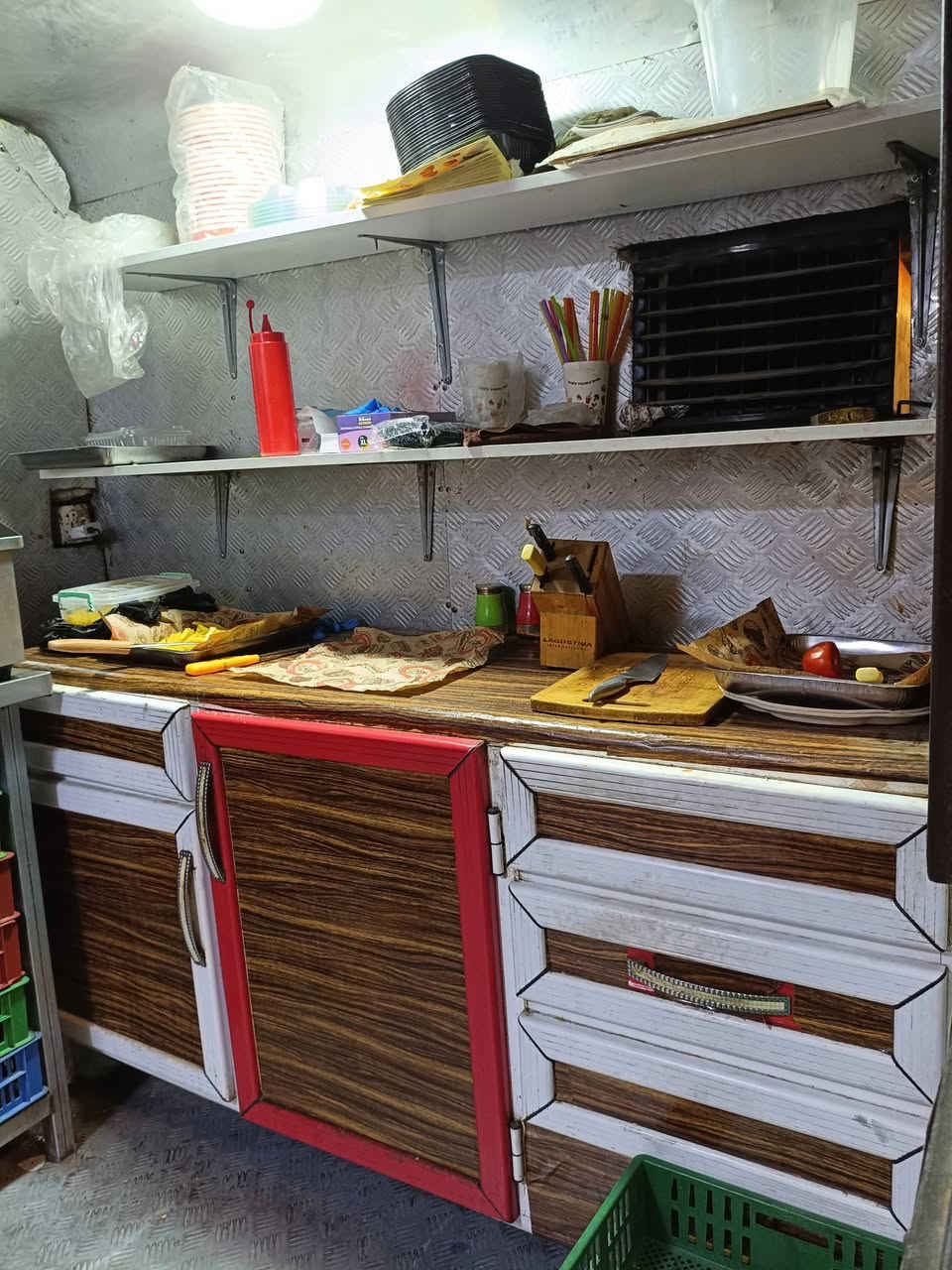 كشك وجبات سريعه للبيع بسعر مناسب الموقع سدة الوليد ع الشارع العام للاستفسار   لاتصال.   ***********
