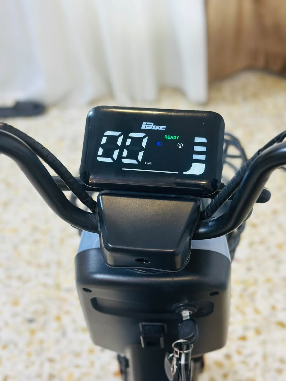 للبيع: دراجة كهربائية (سكوتر) بحالة ممتازة جداً ونظيفة كالجديدة! ⚡🛵
إذا كنت تبحث عن وسيلة تنقل عملية، مريحة، واقتصادية داخل الحومة أو المشاوير اليومية السريعة، هذه الدراجة هي الخيار المثالي لك.
 الحالة: نظيفة جداً وخالية من أي عيوب، جاهزة للاستخدام الفوري.
 المميزات:
 شاشة رقمية واضحة لعرض السرعة ومستوى البطارية.
 إضاءة أمامية قوية لسلامة القيادة الليلية.
 سلة أمامية عملية لوضع الأغراض والحاجيات.
 مقعد مريح مع مسند خلفي لتوفير راحة إضافية للراكب.
 تصميم عصري بلون رمادي جذاب مع نظام دفع كهربائي سلس واقتصادي.
المواصفات التقنية:
 نوع الدراجة: دراجة كهربائية (Electric Bike / Rayan)
 النظام الكهربائي: 4 بطاريات (48 فولت) لضمان أداء قوي ومدى مناسب للمشاوير.
 السرعة والشاشة: شاشة رقمية ديجيتال متقدمة (i-Bike) تعرض السرعة بوضوح.
 الفرامل والتعليق: نظام تعليق أمامي وخلفي لامتصاص الصدمات وتوفير قيادة مريحة على الطرقات.
(العنوان بغداد ) رقم ‭***********‬) 
السعر 250
