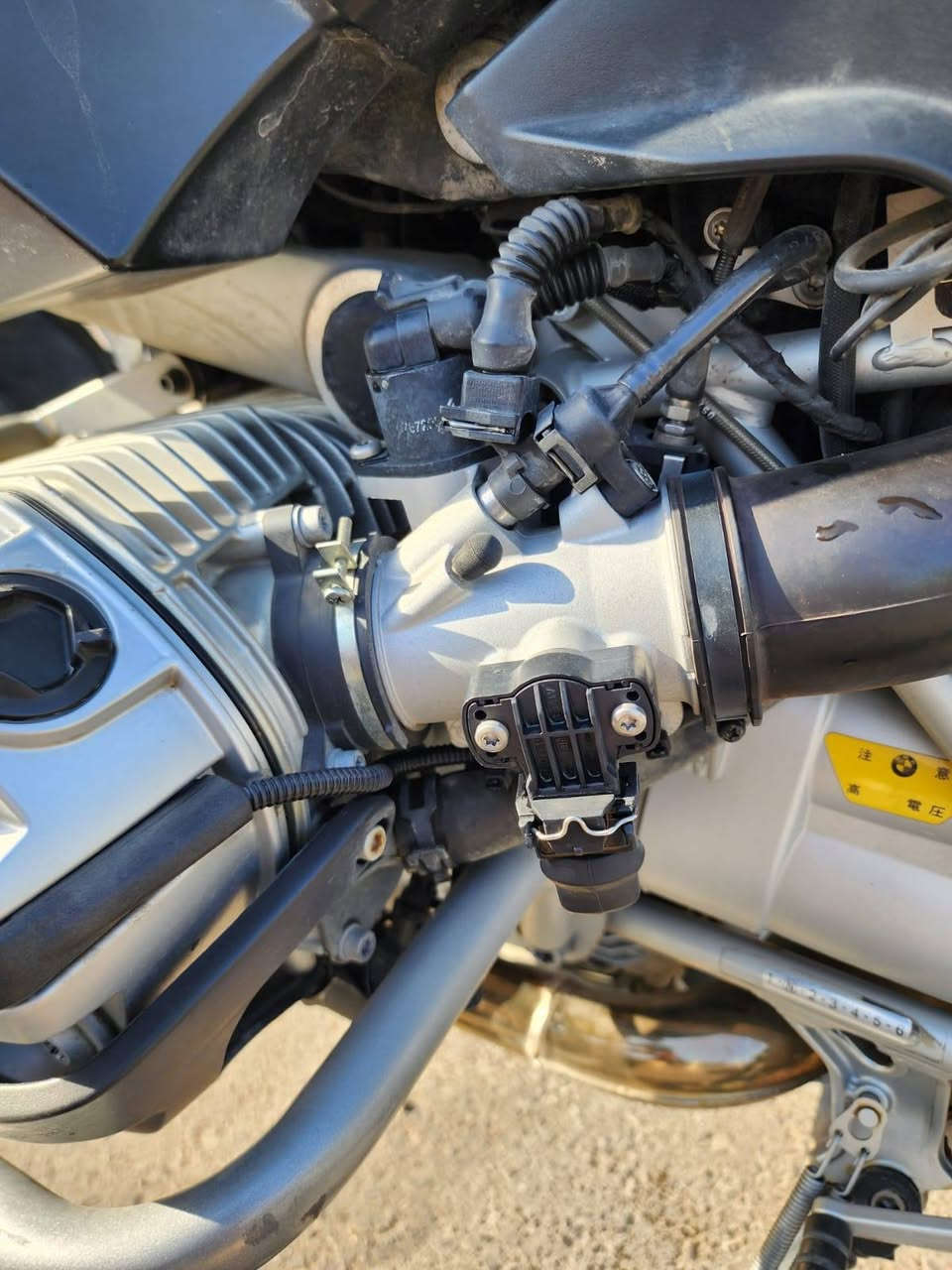 السلام عليكم 
وينهم الرغابة
R1200 GS
ممشى عداد 49 الف 
محرك وگير وكلچ مكفول من النضوح او اي خلل برغي واحد ممفتوح بيهن
عليها ادامة بلكات + دهن بريك مبدل
ABS شغال بدون خلل
تايرات MICHELIN جديدات
جنط جانبية بلادية موجودة وياها
دبلات مكفولة من النضوح او خلل بالوظيفة
هيترات قبضات شغالة
عليها درع جانبي للمحرك
دراجة نظيفة بمعنى الكلمة انگر واطلع بوجهك وين متريد فقط اكو ملاحظة بسيطة بالذيل من الجانب الايمن بيه بعض الخدش
دراجة رقمها بغداد اصولي
مكانها حي الجهاد 
اخي الرجاء اذا مچنت شراي فقط تستفسر فـ التفاصيل كلها مذكورة وكذلك الصور المرفقة گدامك لا تسألني
رقم الهاتف ***********
السعر المطلوب 87 ورقة بيها مجال بسيط
