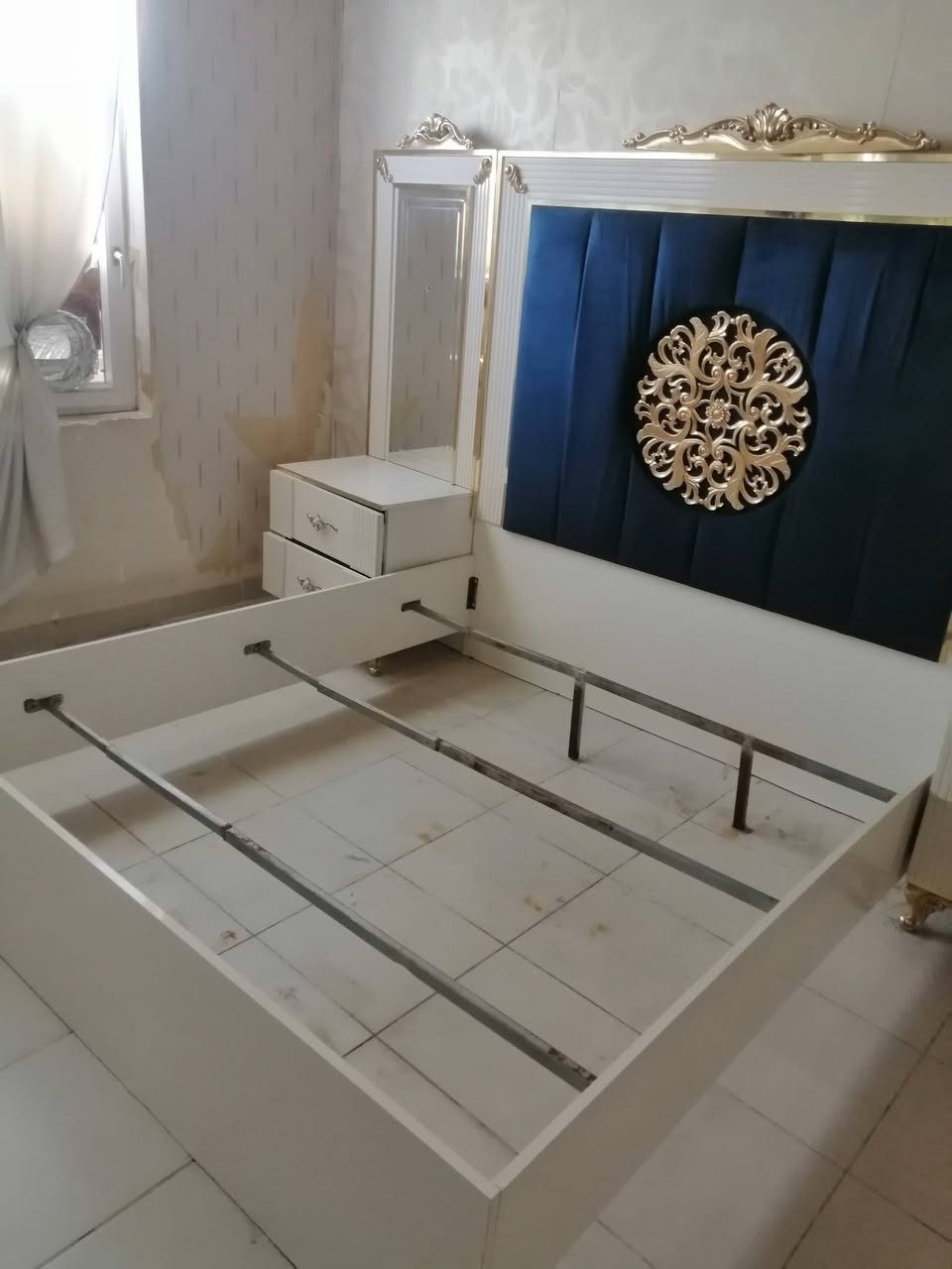 غرفة نوم للبيع سعرها ٦٠٠ الف.
***********
