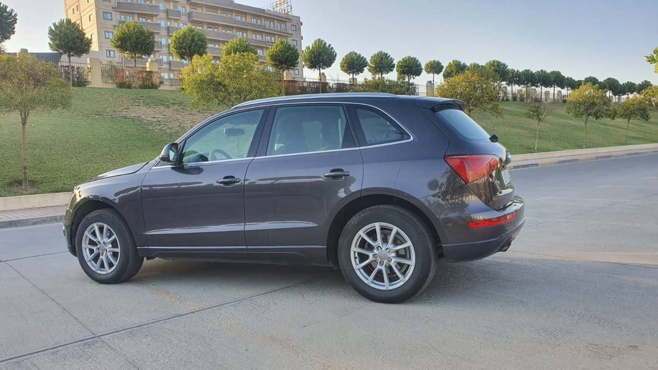 Audi Q5 quttro  2011
بێ بۆیاخ 
سعر 79 ورقە  قفل🔒
***********
🧲دەبڵ ئەکسل و و فول مواسەفات جگە لە سلاید
بەناوی خۆمەوەیە بێ کێشەیە 
کارەبیای و تەبرید و گەرمی هەموی بەشەرت 

مكاني سليمانية 
سيارة باسمي تحويل وكالة مباشر
*******************
الموديل : 2011 
مواصفات كواترو يعني دبل اكسل
محرك 4 سلندر ٢٠ تيربو (tfsi
 ***************
سيارة مكفولة من صبغ 

******************
مواصفات
Gps
شاشة اندرويد
ماشي ١٣٣ ميل
كاميرا  
بريك بصمة
كشنات جلد
تحكم ستيرن كامل 
تبريد  قطعتين مركزي
سلاجة
حساسات  أمامي وخلفي
نظام أوتو هولد 
تحكم مقاعد كهرباء
تحكم زجاج كهربائي
سنتر لوك
مشغل أسطوانات (CD) 
مدخل AUX و USB 
مصابيح ليد
مرايا كهربائية
بردات خلفي بلادي
مثبت سرعة
مانع إنزلاق
بلوتوث
07702️⃣1️⃣7️⃣5️⃣4️⃣8️⃣8️⃣ السليمانية, العراق
