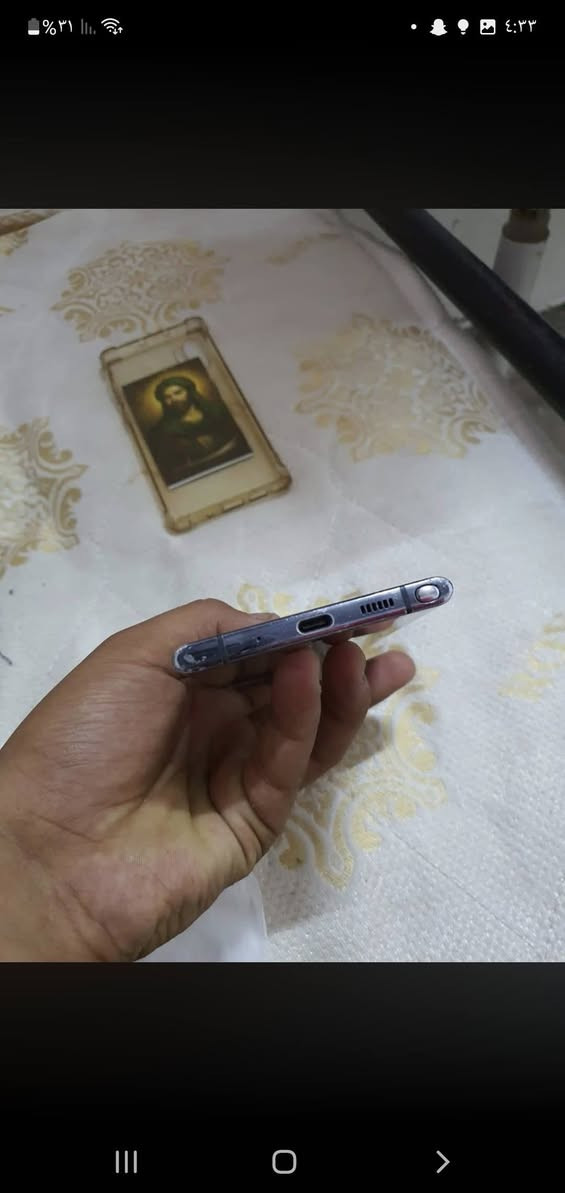 السلام عليكم نوت ١٠ بلاس ذاكره ٢٥٦ عشوائيه ١٢
بس كسر بشاشه مثل ماموضح والكاميرا الخلفيه بيها تراب بس يعني مو كلش واضحه 
مكاني بغداد الحسينيه راشديه 
سعر ٢٠٠ 
***********
