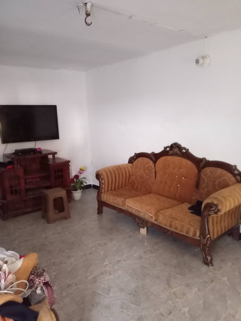 بيت للبيع في منطقة جرف الملح مساحة ١٥٠ يرجئ التواصل مع صاحب الدر رقم التليفون ***********
