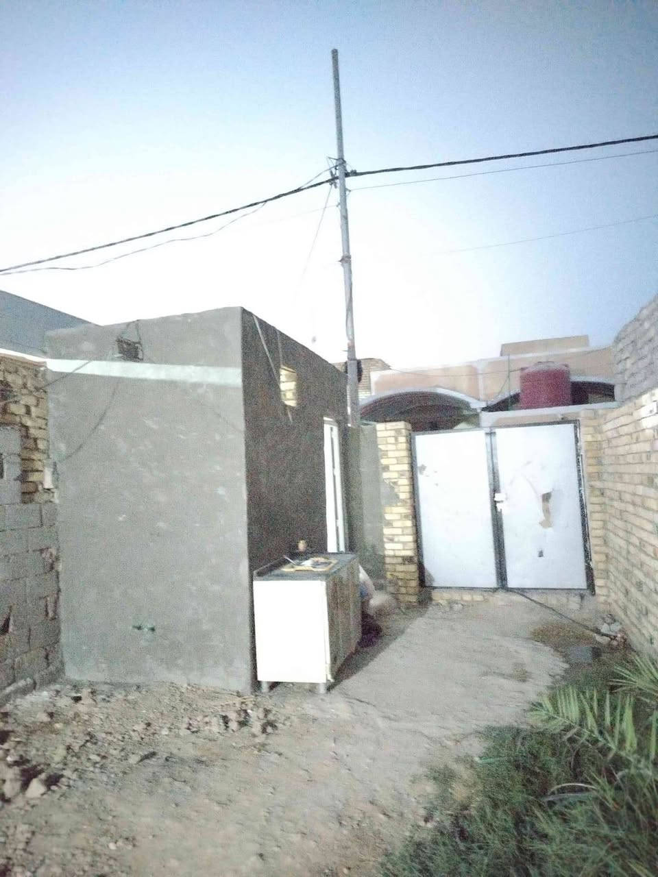 🏠 دار للبيع في الحمزة الغربي – حي عدنان
📐 المساحة: 100 متر
📜 طابو زراعي

🏡 الدار تحتوي على:

- غرفة
- مطبخ
- هول صغير
- حمام
- صحيات خارجية
- طارمة
- كراج سيارة بمساحة 10 أمتار
- ترك 3 أمتار

🔨 يحتاج العمل إلى صب أرضية الطارمة وبعض أعمال البياض.

💰 السعر: 28 مليون وقابل للتفاوض

📍 العنوان: الحمزة الغربي – حي عدنان

📞 للاستفسار والاتصال: ***********
