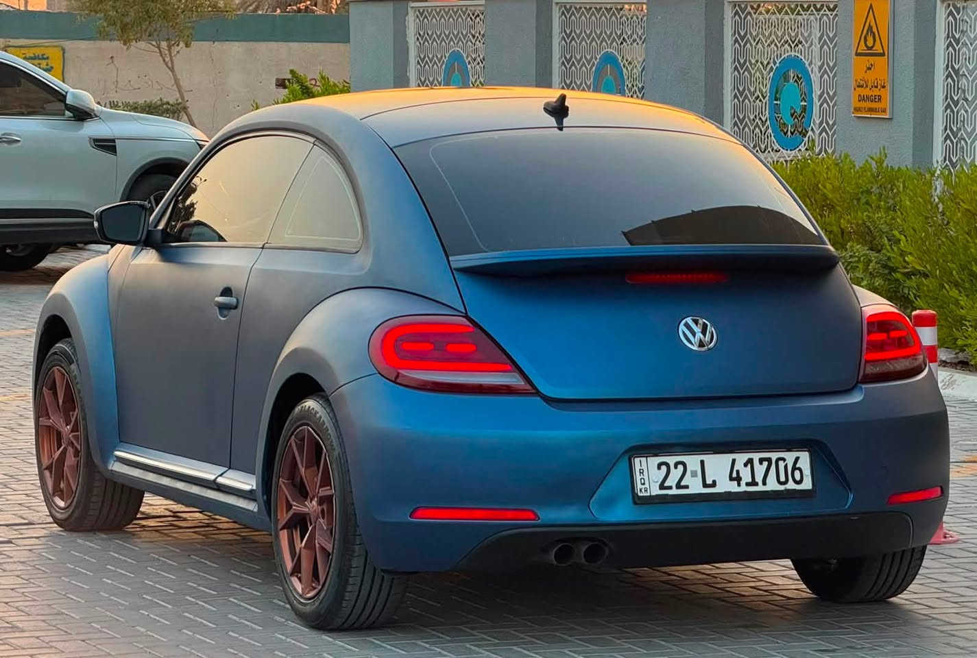 VolksWagen Beetle فولكس واكن بيتل 2016
ضررها بامريكا جاملغ و بنيد 
مصبوغه حزام لون طافي للجمالية 
 المواصفات : 
- محرك حجم 1800 تيربو 
- شاشة كاربلاي كبيرة
- كاميرا خلفية
- كشنات جلد 
- كشنات تدفئه
- ستيرن D shape 
- اضاءة داخل Led متغير بلادي
- دبل تحكم ستيرن
- دبل جكمجه
- اضاءة زينون عالي / ناصي / كشافات
- لايتات LED زينون بلادي
- بك لايت LED ترحيب 
- ويل حجم 17 أصلي
- اشارة بالمري 
محرك و كير غير مفتوح  
نوزلات و بلكات و فيت بمب جدد مسويلها ادامه 
حتى الدهن مبدله جديد
تبريد ثلج و تخم تاير جدد. جاهزة مابيها نقص
نظيفة جداً من الداخل و الخارج و ترايها يخبل
رقم اربيل الجديد سنويه و هزه جدد
السعر 95 ورقه بيها مجال بسيط
عنواني بغداد / الكرخ 
***********

