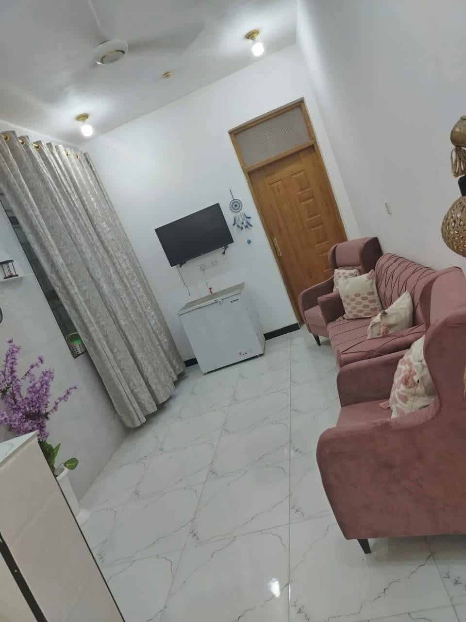 بيت للبيع طابو زراعي مسجل بالبلدية مساحة 100 متر كوت/حي الحكيم شارع ظافر زرزور قرب المدرسة تفاصيل البيت بناء طابوق يحتوي على غرفة وصالة ومطبخ واستقبال السعر ٣٧وبيه مجال للاستفسار الاتصال علي ***********
