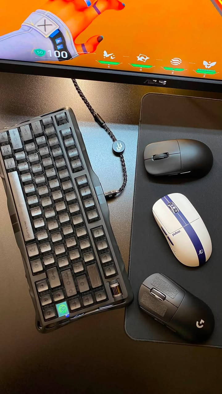 كيبورد gravastar v75 magnetic
مستخدم شهر وشكك يوم 
يعني باقي عل ضمان ١٠اشهر 
القطعة نظيفة كدامك
***********
كامل ملحقات ما مطخوخه حته الواير والباكيت موجود جديد
