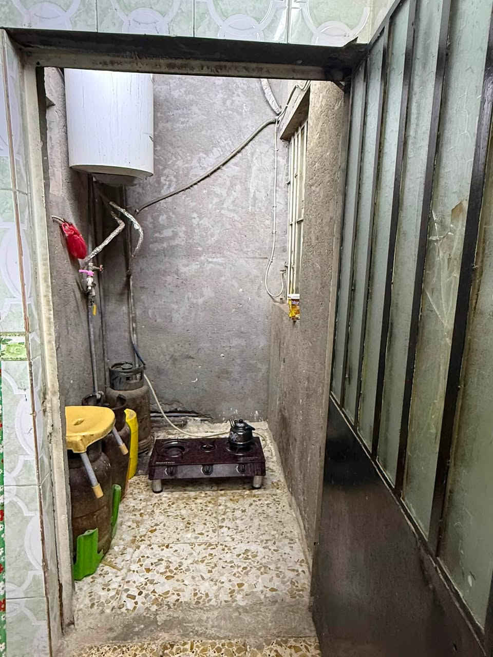 متوفر بيت 50 واقع حال 52 طابو زراعي سند 25 بحي تونس طابق واحد بسعر كاع بيت سعيد يحتوي على هول ومطبخ وغرفه نوم وخدمات ودرج بي بيتونه صغيره وسطح واجهته 6 ونص وعرض الشارع 3 ونص  سعره 80 وبي مجال للاستفسار ***********
