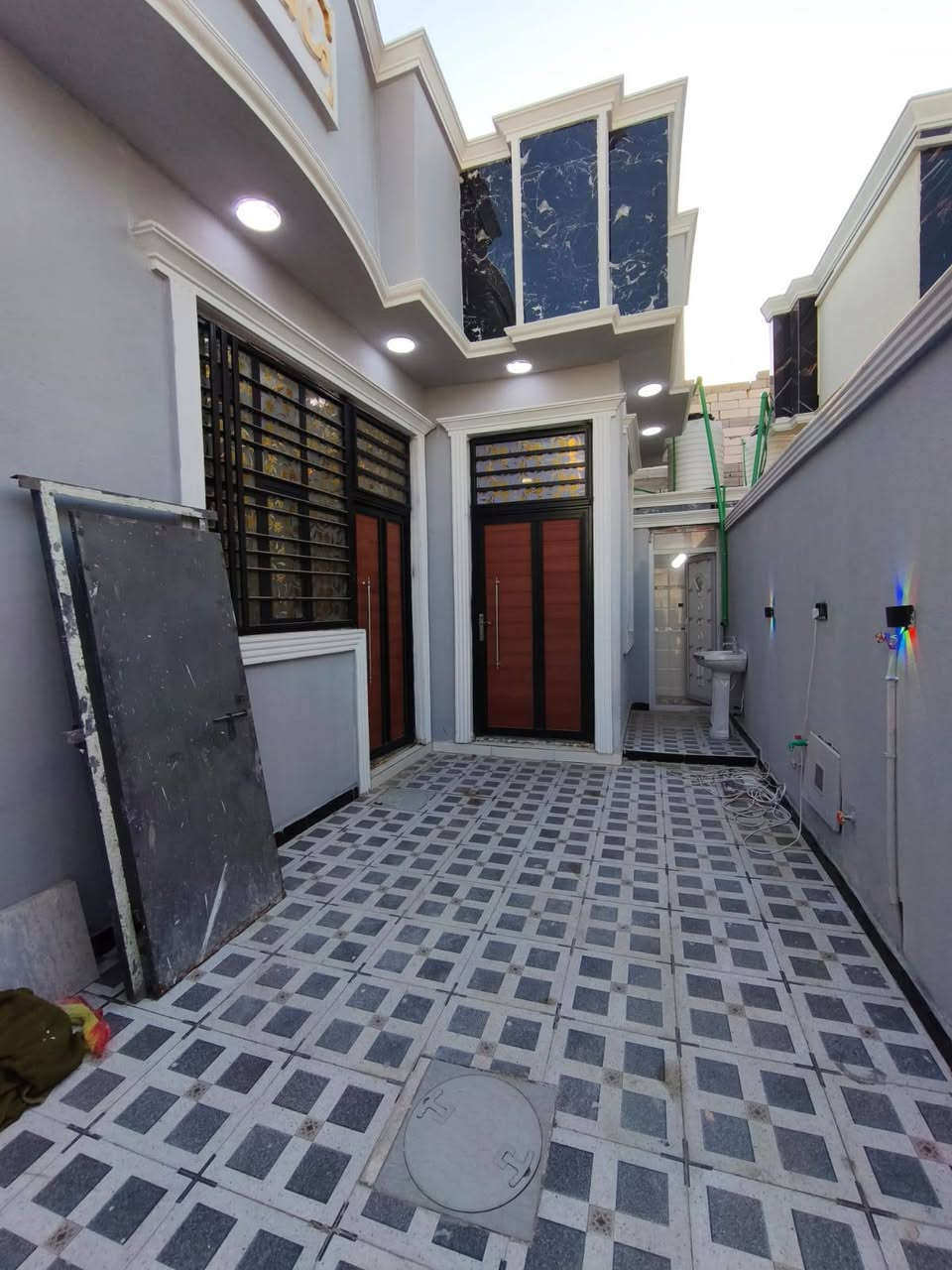اسعد الله اوقاتكم بكل خير 🔷 احبتي دار سكان البيع المساحه 130متر ***********
موقع كلش راقي البصره ابو الخصيب شارع المحكمه غريب علئ شارع 100متر موقع راقي 🛑 
وسعر مناسب جداً 68اوبي مجال 💸 
البيت يحتوي علئ 
2غرف منام 
صاله ومطبخ
وديون 
وطارمه 
وصحيات داخلي وخارجي ◼️ 
نوع العقار طابو زراعي عراقي سند 25 
الستفسار والنصال علئ 
***********
