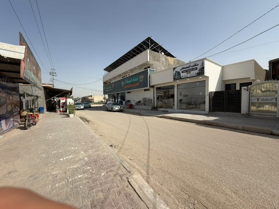 بيت تجاري للبيع المساحه 150 متر طابو صرف يحتوي محلين العقار موجر كامل  مع المحلات بناء طابوق درجه اولى يحتوي غرفتين وصاله ومطبخ  وخدمات ومنور عدد 2 بناء حديث مجاور مستشفى الامام علي ع واسواق تحفه السفاح للاستفسار الاتصال  ***********
