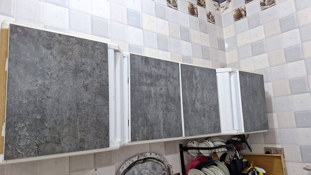 كاونتر نظيف استعمال قليل جدا الارضي مترين والملحق مترين والسنك متر ونصف. 
الموقع الخاجية
السعر ٢٥٠ 
***********

