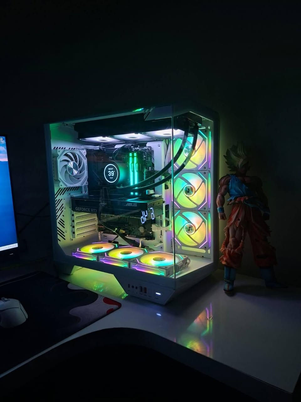 GPU: ASUS TUF 4070TI 12GB 3FAN OC
CPU: AMD Ryzen 9 9900X
M.B: Gigabyte X870 GAMING WiFi6
RAM: Kingston Fury RGB 32GB (16×2) DDR5 
COOLER: NZXT Kraken Elite 360 RGB - Black
POWER: CORSAIR RM 750W 80+ Gold Full Modular
CASE: DarkFlash DY470 Mid Tower - White
FAN:Lian Li UNI 7FAN SL-Infinity ARGB 120mm - White
HARD: M.2 LEXAR 1T
HARD: M.2 NVME Team Group  256GB
HARD:HDD 1TB  
مكاني بغداد السعر مليونين و٧٥٠ - 2.750.000
***********
